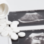 Phá thai bằng thuốc là gì {quy trình, chi phí, rủi ro}